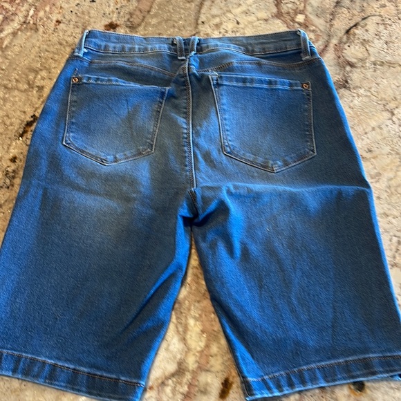 Very cute stretchy Bermuda Jean short - Picture 3 of 4
